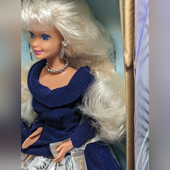 Vintage Avon Winter Velvet Barbie 1995 Rare Very Hard To Find Mattel Unique Rare - Picture 11 of 11